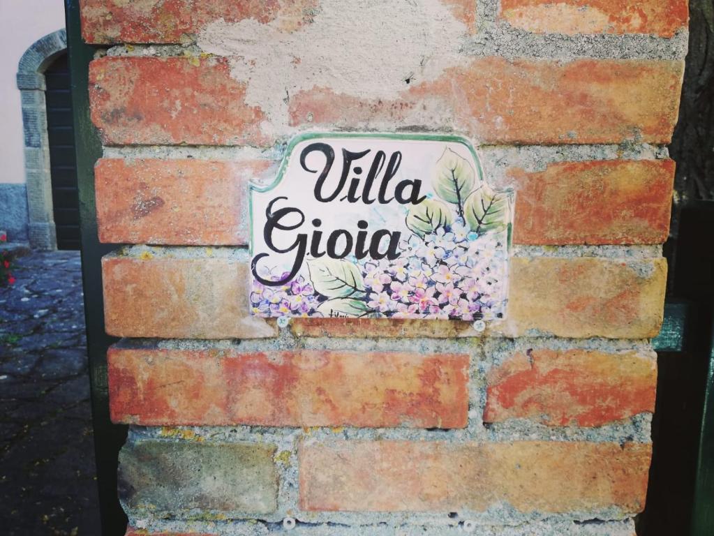 MontelateroneにあるVilla Gioiaの煉瓦壁の看板