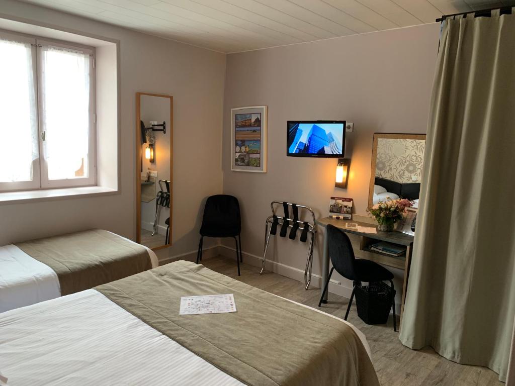 Postel nebo postele na pokoji v ubytování Hôtel Le Bayeux