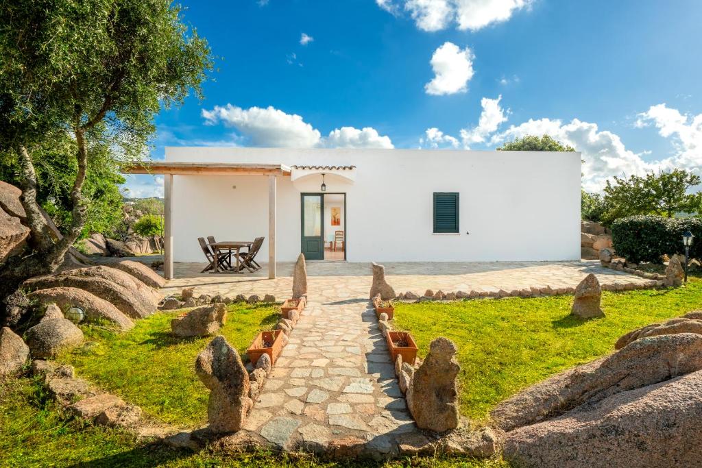 Κήπος έξω από το Cozy House in Cannigione