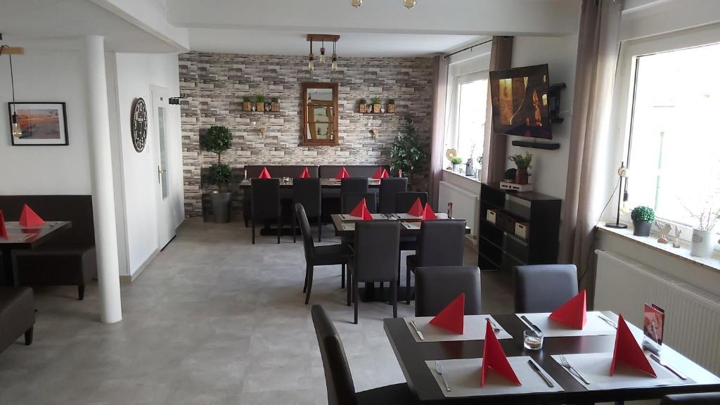 Hakans Moselblick Ferienwohnung tesisinde bir restoran veya yemek mekanı