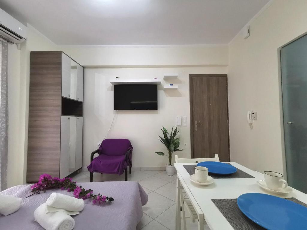Televízia a/alebo spoločenská miestnosť v ubytovaní Lefkada SunCentral Apartments