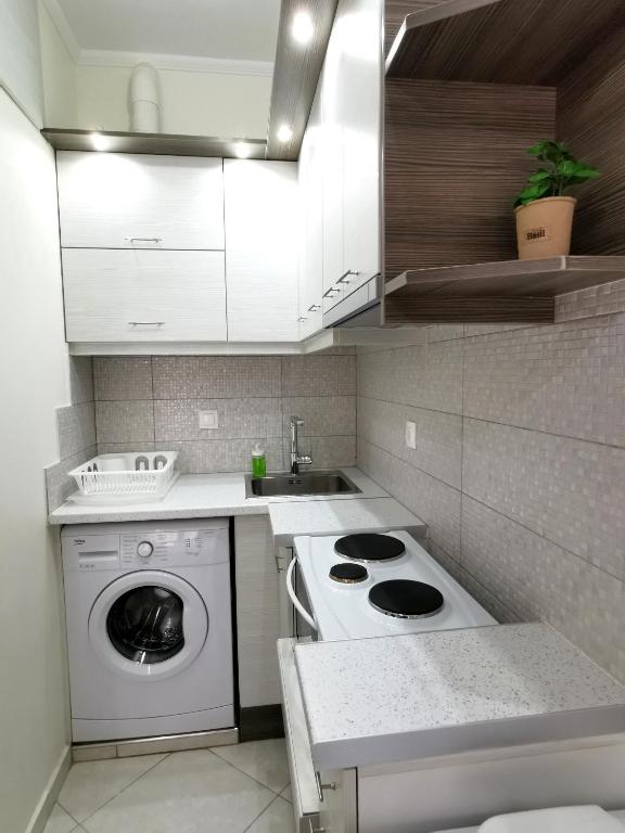 Kuchyňa alebo kuchynka v ubytovaní Lefkada SunCentral Apartments