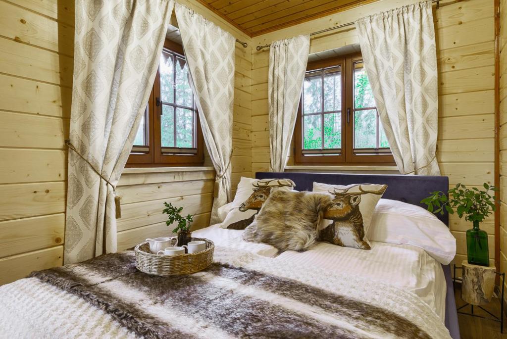 een slaapkamer met een bed in een blokhut bij Willa Franciszek in Zakopane