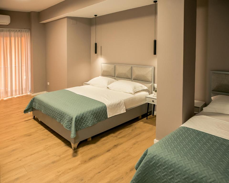 Ліжко або ліжка в номері ODA Aparthotel Shkodër