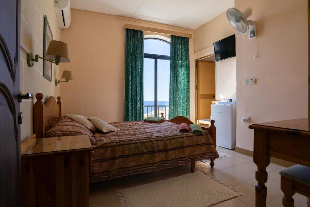 Tempat tidur dalam kamar di Sunset Seaview Accommodation