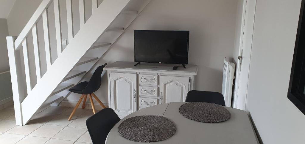 TV tai viihdekeskus majoituspaikassa Appartement Balcon Centre Cabourg