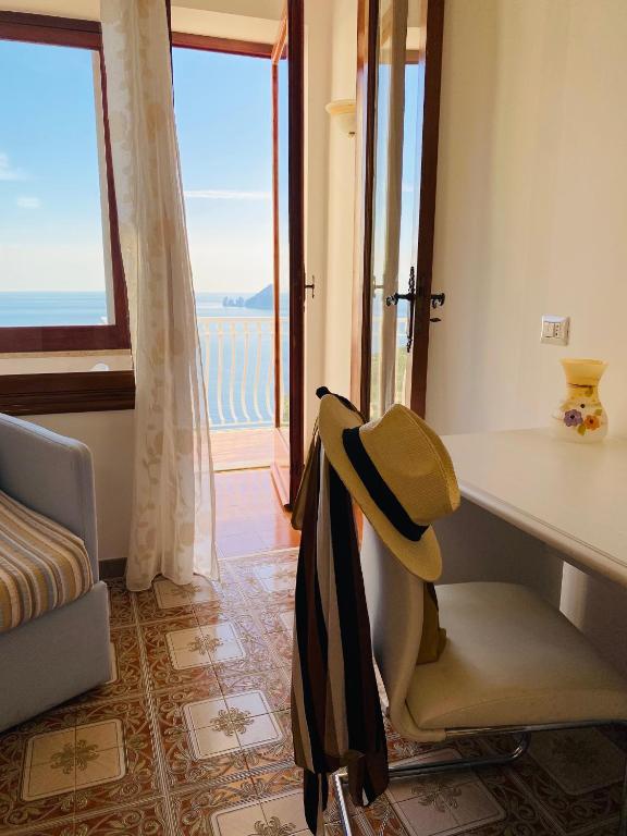 Uma área de estar em Acquamarina Accommodation