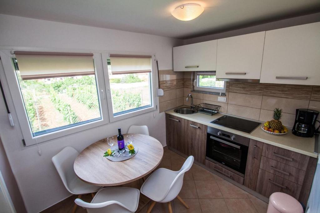 Zdjęcie z galerii obiektu Holiday home with two sleeping rooms, pets Willkommen w Puli