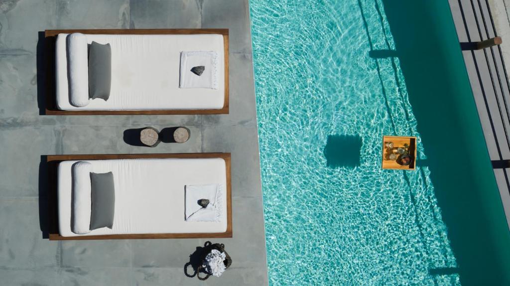 Bazén v ubytování Melidonia Suites nebo v jeho okolí