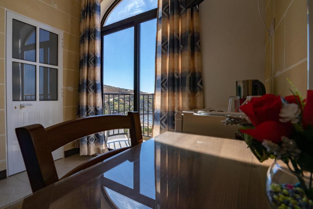 Foto sihtkohas Marsalforn asuva majutusasutuse Sunset Seaview Accommodation galeriist