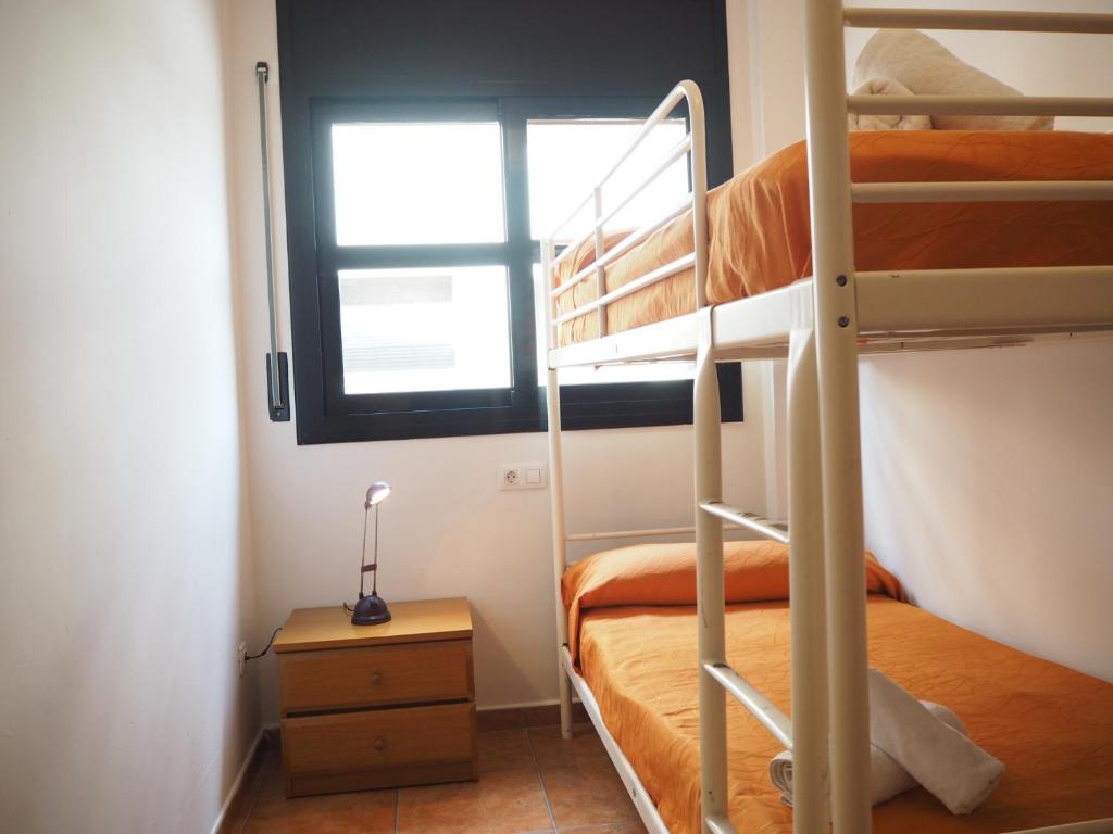 Palanda nebo palandy na pokoji v ubytování NINFA Apartamento con balcón ideal familias con vistas al mar