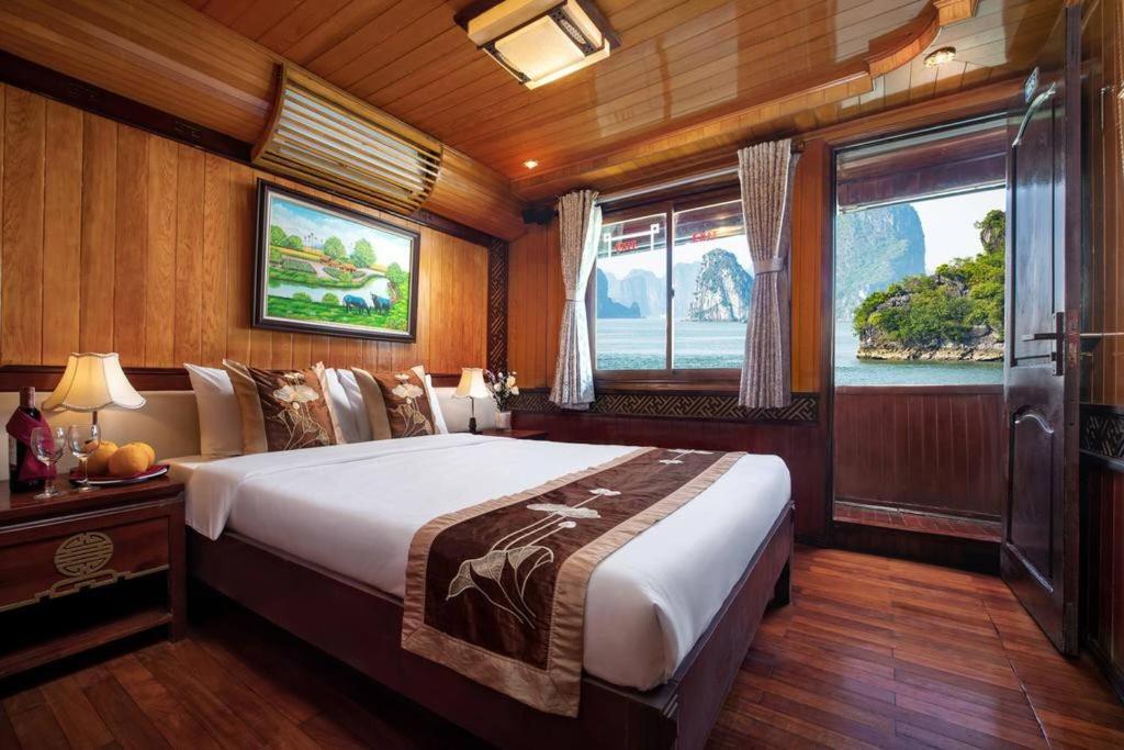 Booking.com: Room in Boat - Halong Bay Cruise For Backpackers , Ha Long,  Vietnam . ¡Reserva tu hotel ahora!