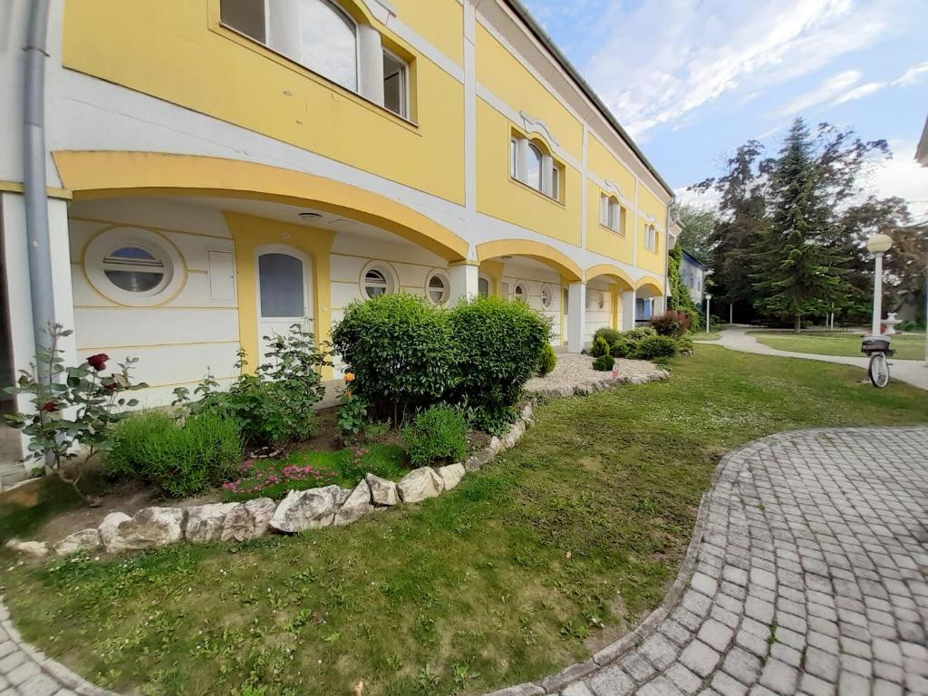 Budova, v ktorej sa apartmán nachádza