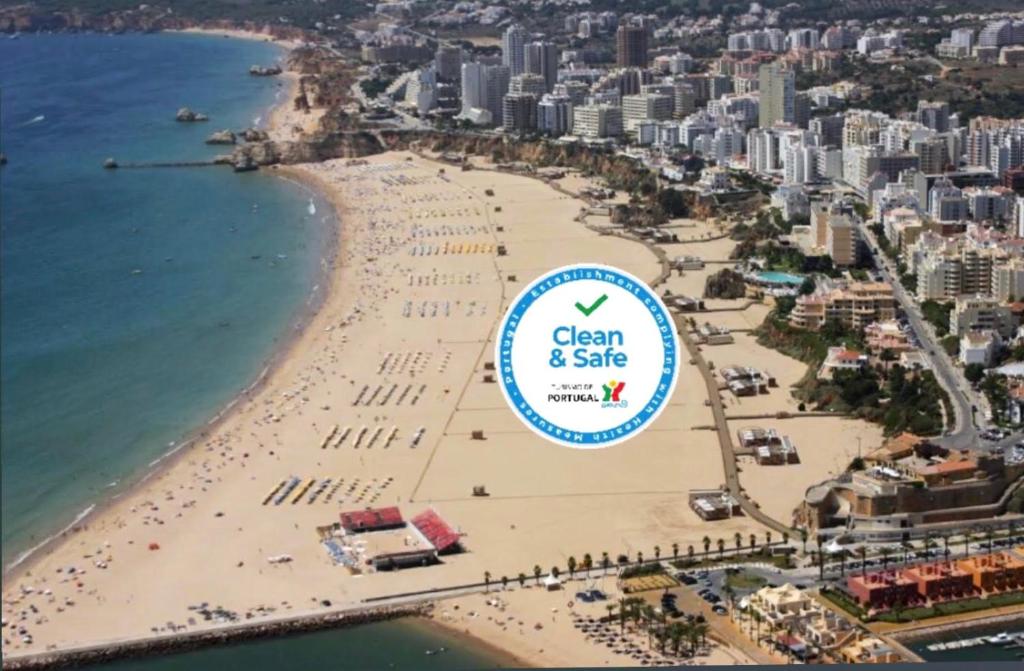 una vista aerea di una spiaggia con città di Apartamentos Turisticos Perola da Rocha a Portimão