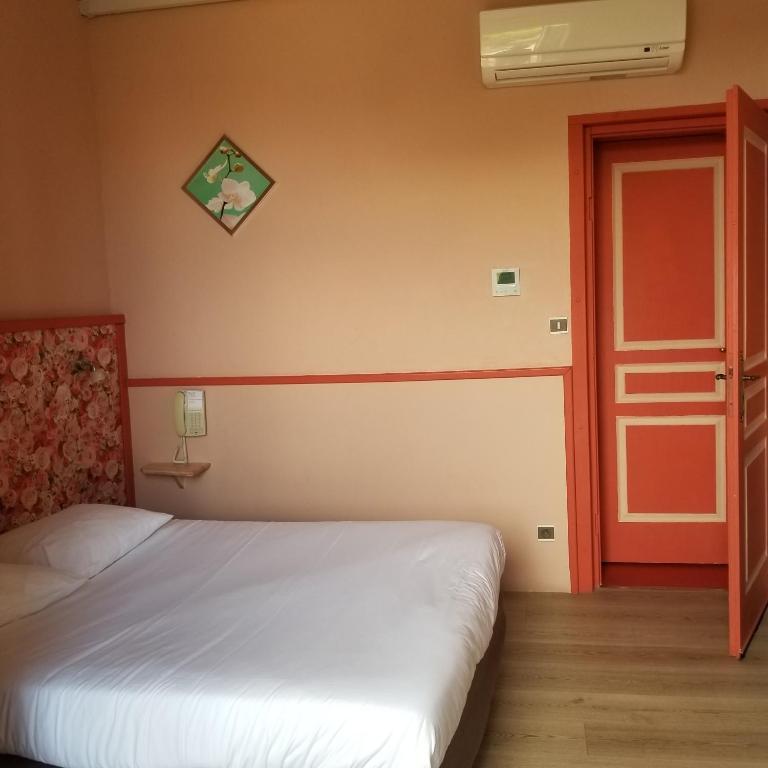Postel nebo postele na pokoji v ubytování Logis hôtel du terreau