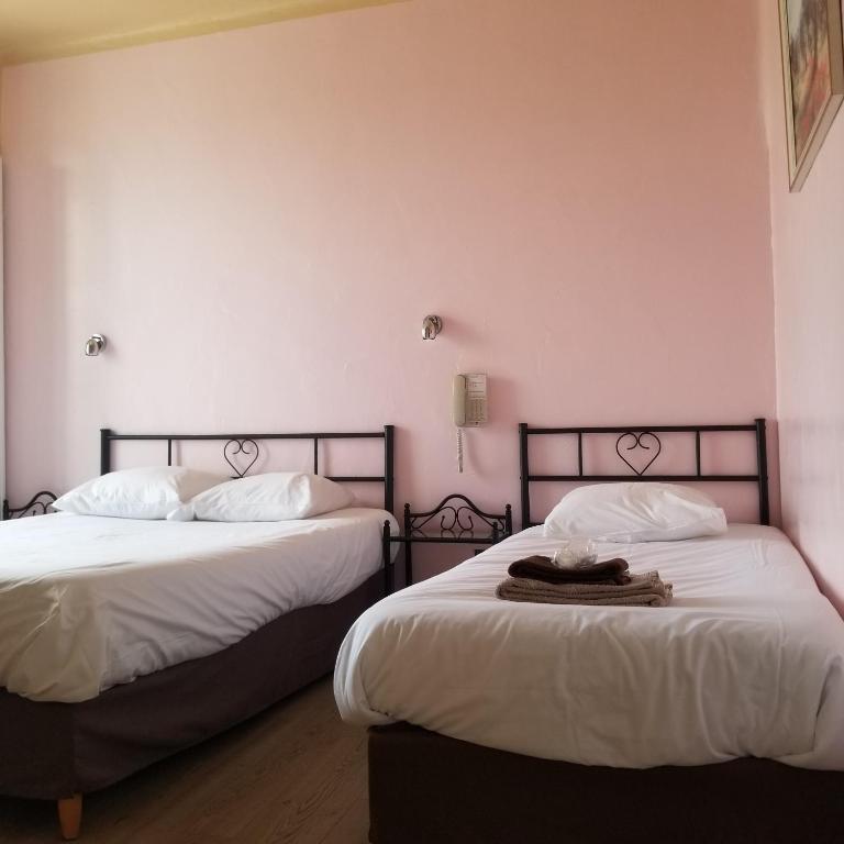 Postel nebo postele na pokoji v ubytování Logis hôtel du terreau
