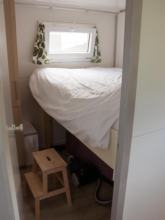 Postel nebo postele na pokoji v ubytování Houseboat uitzicht over veluwemeer, natuurlokatie, prachtige vergezichten