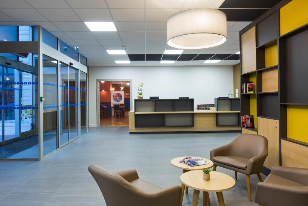 un hall d'un bureau avec des chaises et des tables dans l'établissement B&B HOTEL Rouen Centre, à Rouen