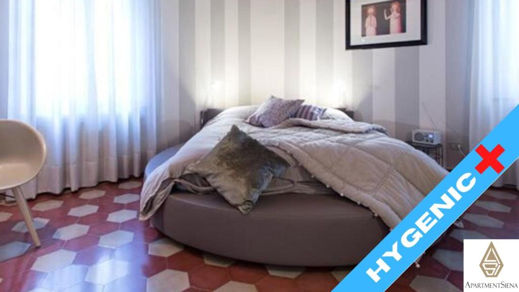 una camera con un letto di Il Nido Del Mangia a Siena
