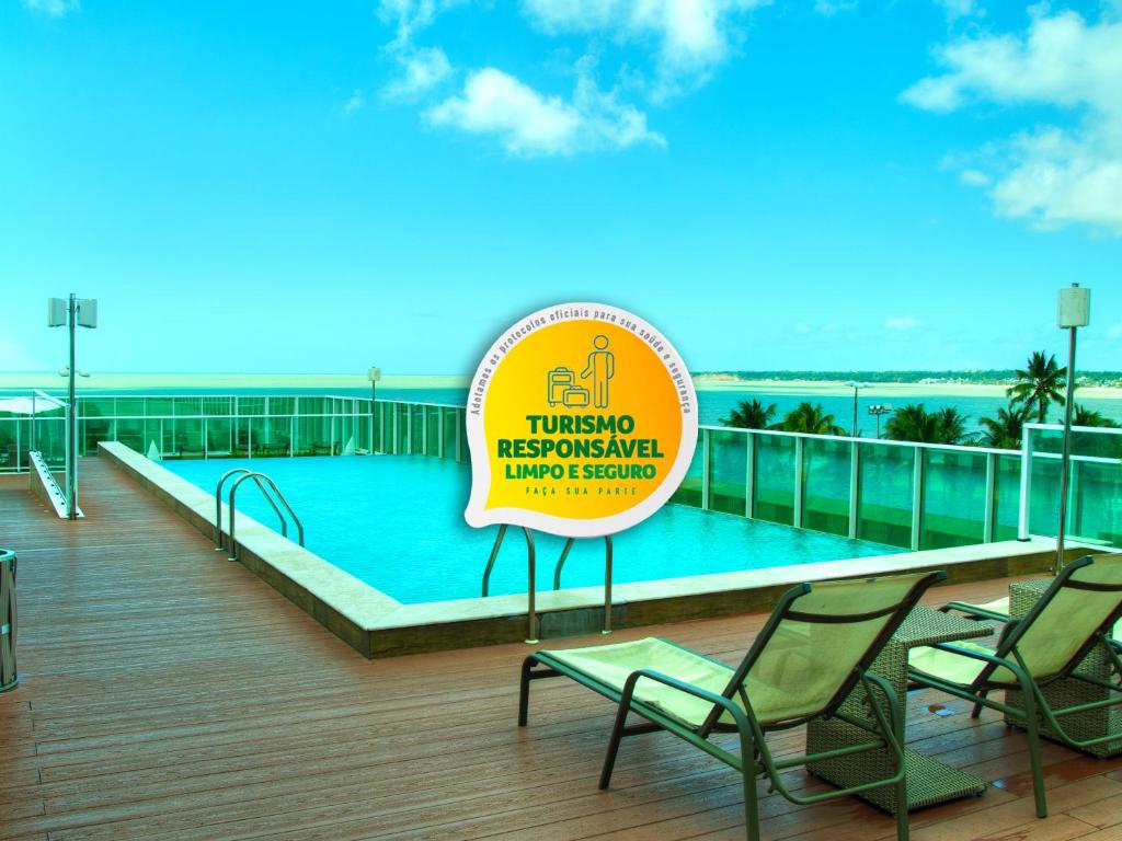 A piscina localizada em Nord Luxxor Sapucaia ou nos arredores