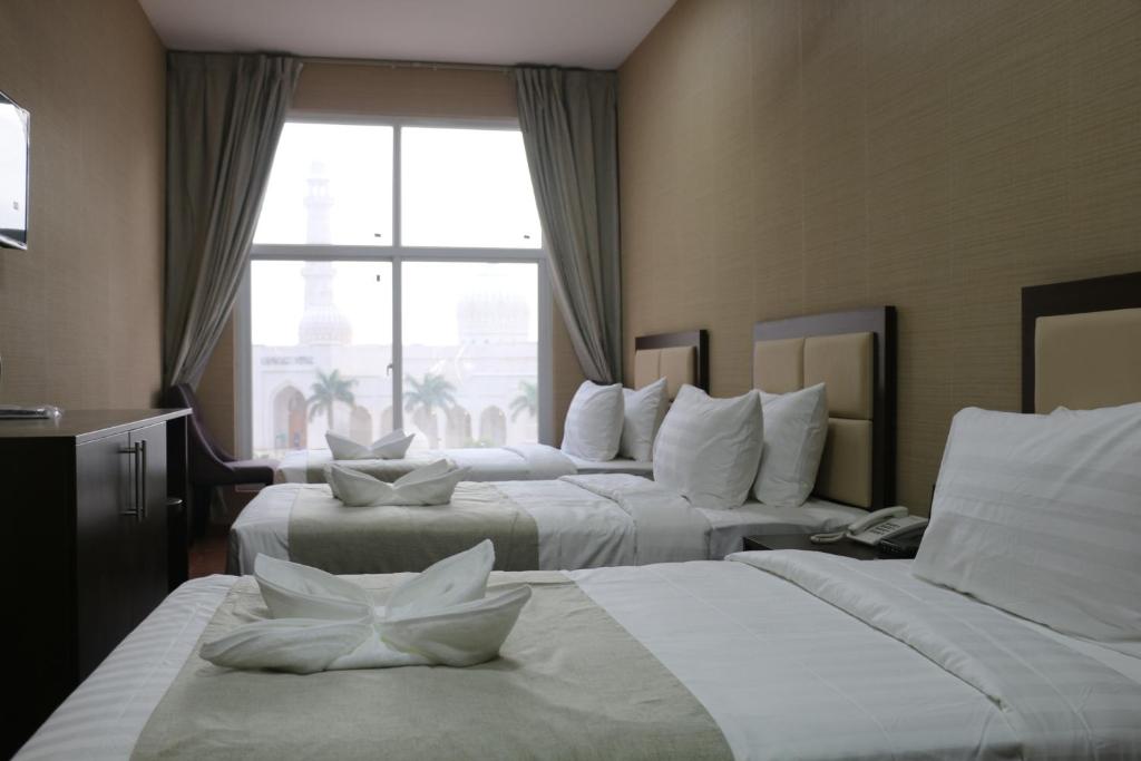 Кровать или кровати в номере Alpha Suites Hotel