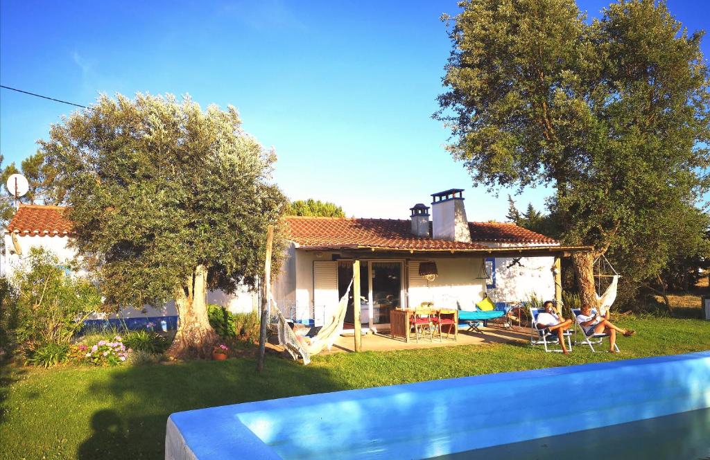 una casa con piscina frente a ella en Monte Novo do Corujo, en Cercal