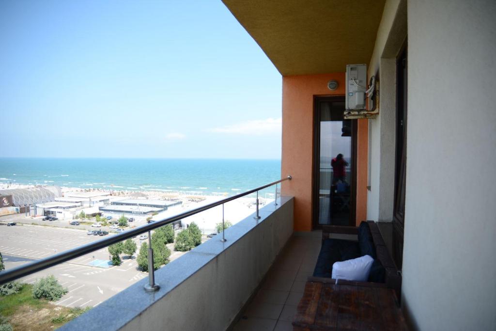 un balcón de un edificio con vistas al océano en Summerland Paradise, en Mamaia