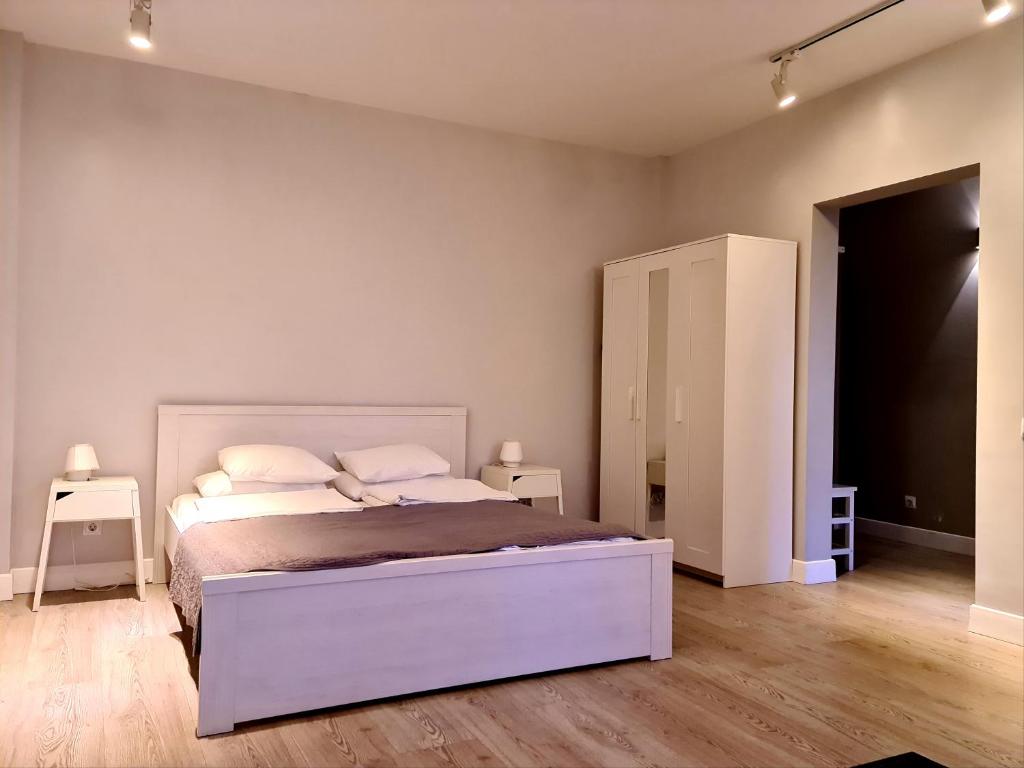カリーニングラードにあるVerona апартаментыのベッドルーム1室(ベッド1台、ナイトスタンド2台付)