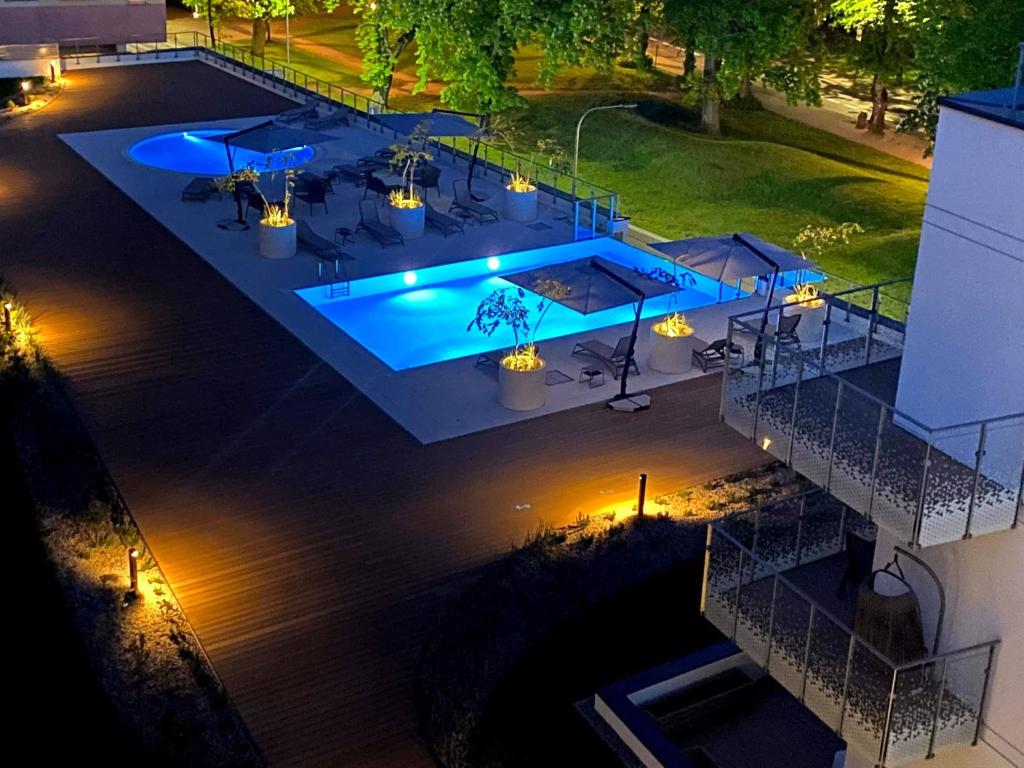 Bazén v ubytovaní Apartamenty NAVIGATOR PORT-NADMORSKIE TARASY Brilliant 613 alebo v jeho blízkosti