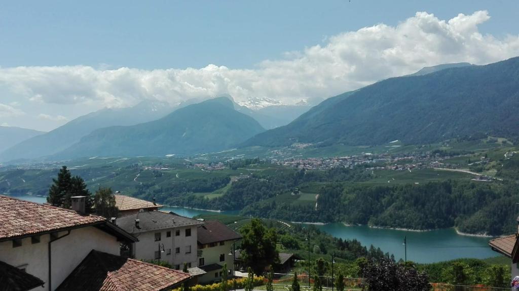 uma vista para um vale com um lago e montanhas em Casa Novella em Revò