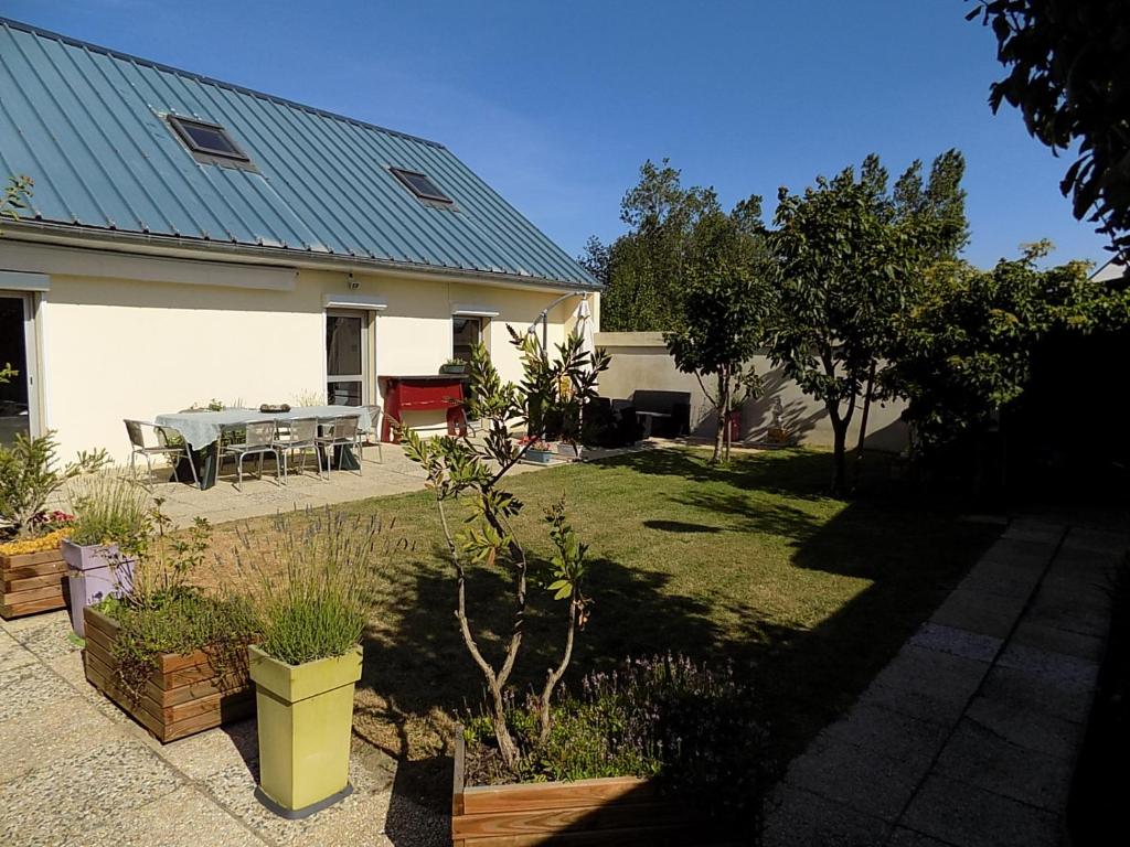 a house with a yard with a table in it at Villa Toscana 250 M de la plage in Agon-Coutainville