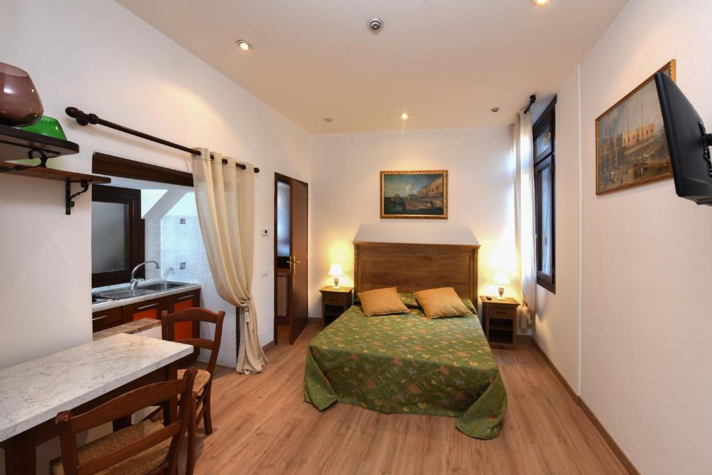 ein Schlafzimmer mit einem Bett und einem Waschbecken in einem Zimmer in der Unterkunft at 1 minute from San Marco square in Venedig