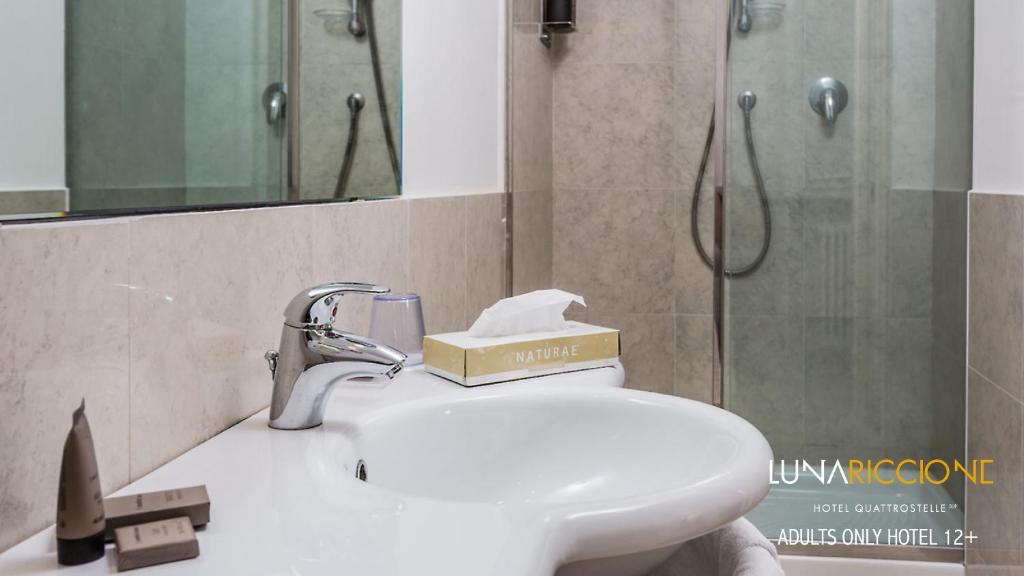 Koupelna v ubytování Hotel Luna Riccione e Aqua Spa Only Adults +12