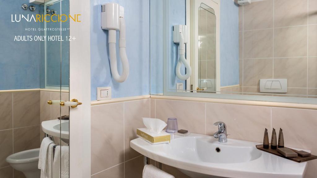 Koupelna v ubytování Hotel Luna Riccione e Aqua Spa Only Adults +12