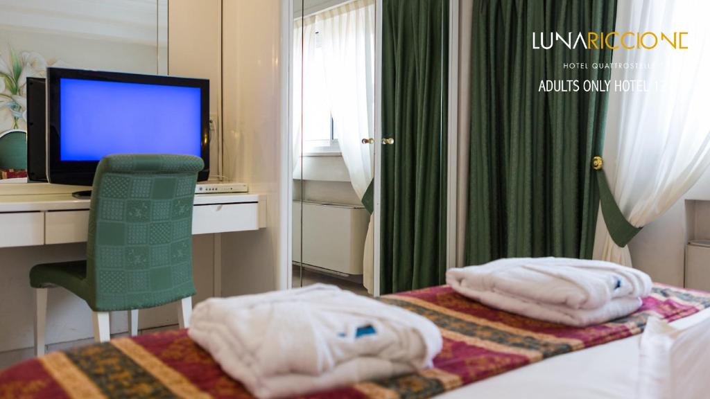 Postel nebo postele na pokoji v ubytování Hotel Luna Riccione e Aqua Spa Only Adults +12