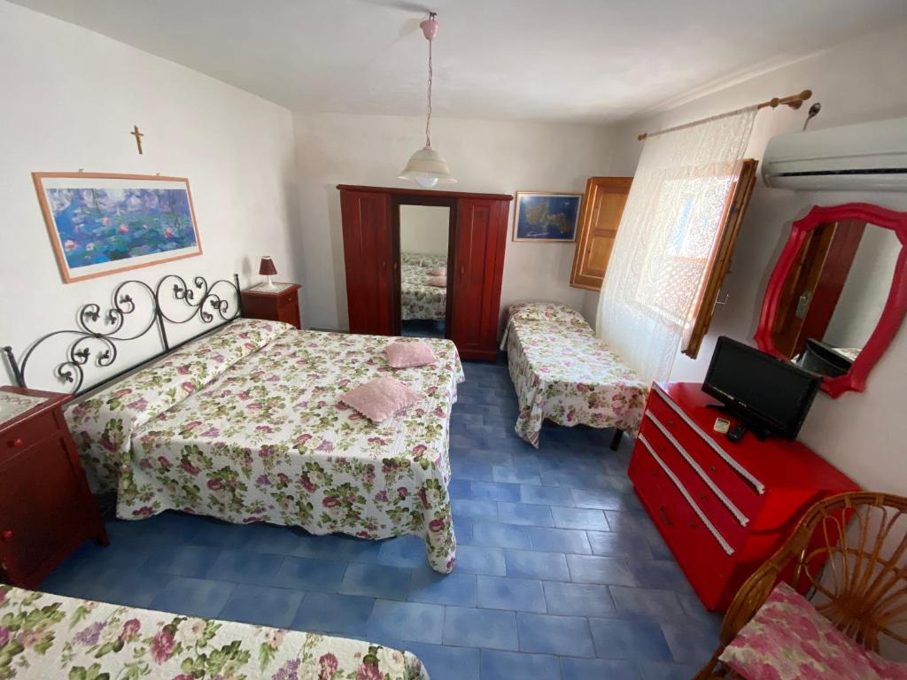 1 Schlafzimmer mit 2 Betten und einem Spiegel in der Unterkunft Il rifugio del viaggiatore in Favignana
