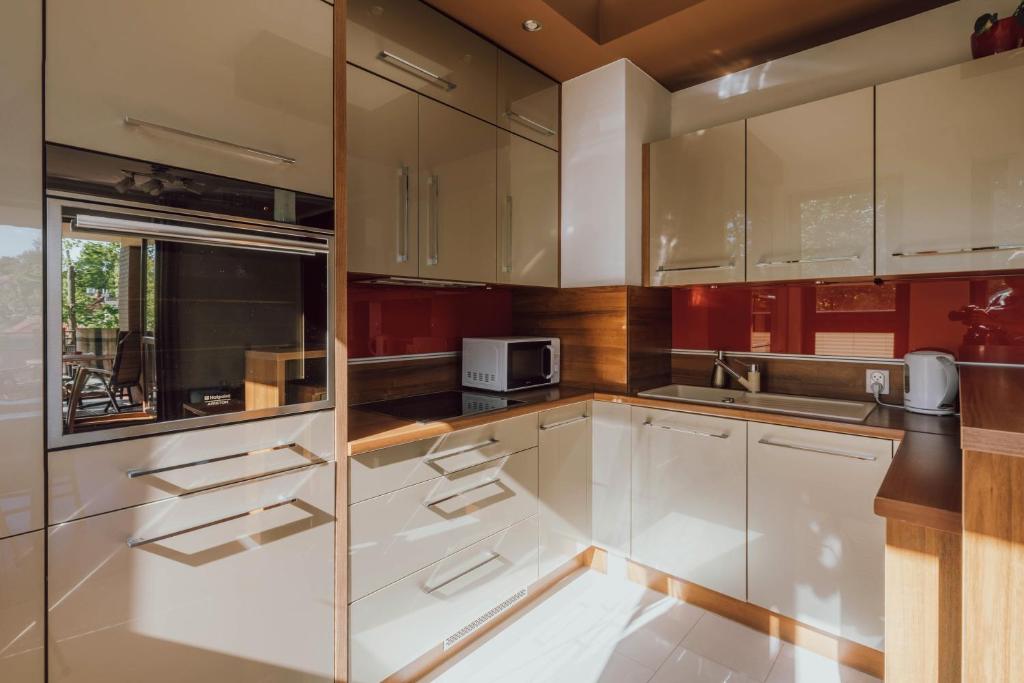 Kuchyňa alebo kuchynka v ubytovaní Apartament nad Łyną