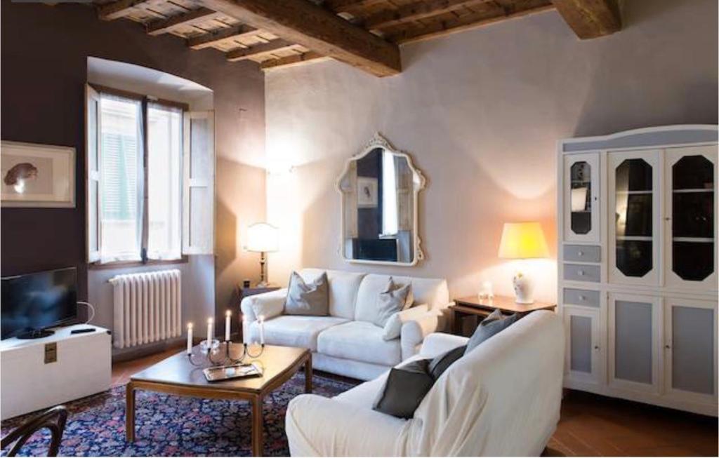 uma sala de estar com um sofá branco e uma mesa em Florence Flat Charming em Florença