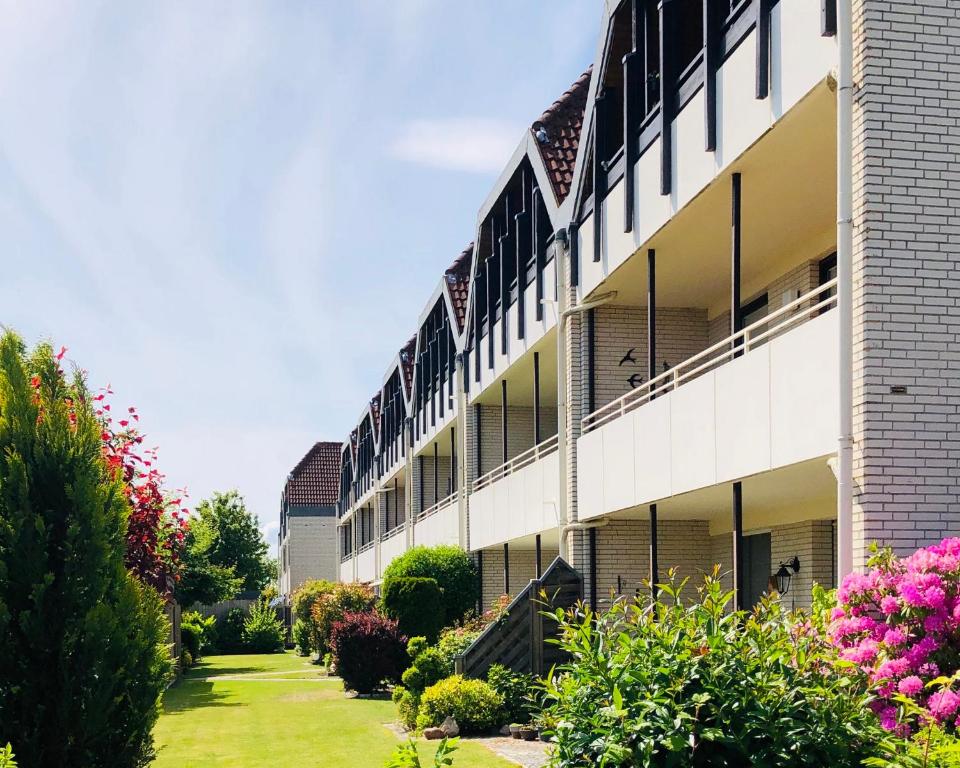 - une vue extérieure sur un bâtiment avec un jardin dans l'établissement Ferienwohnung Bolle, à Hooksiel