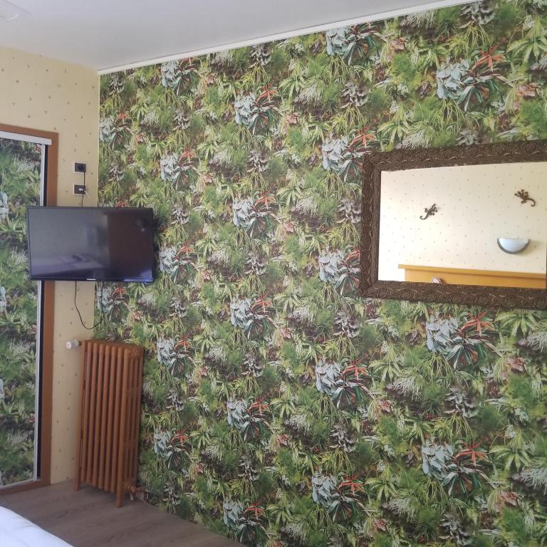 TV a/nebo společenská místnost v ubytování Logis hôtel du terreau