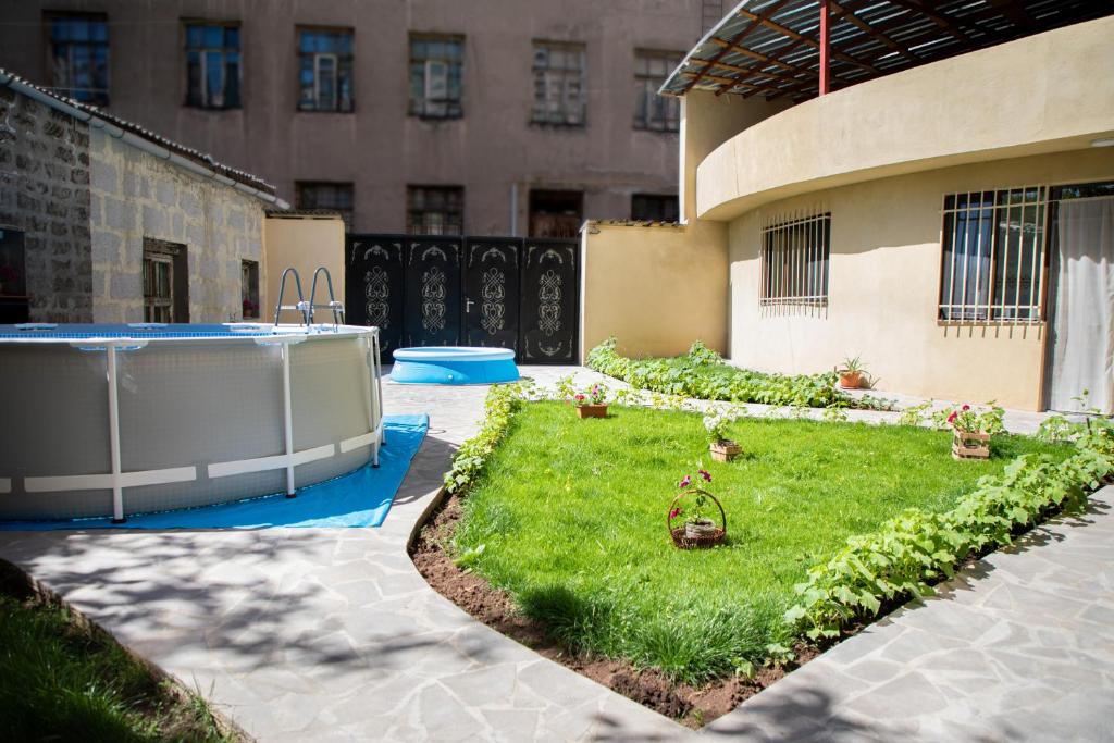 Bazén v ubytování Tatev Hotel and Tours nebo v jeho okolí