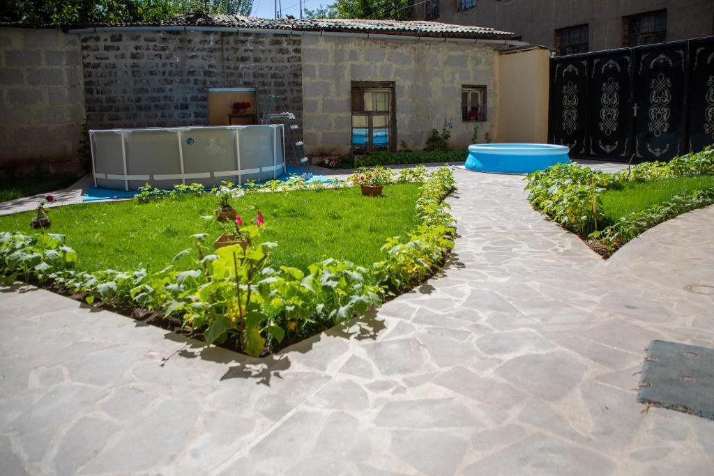 Bazén v ubytování Tatev Hotel and Tours nebo v jeho okolí