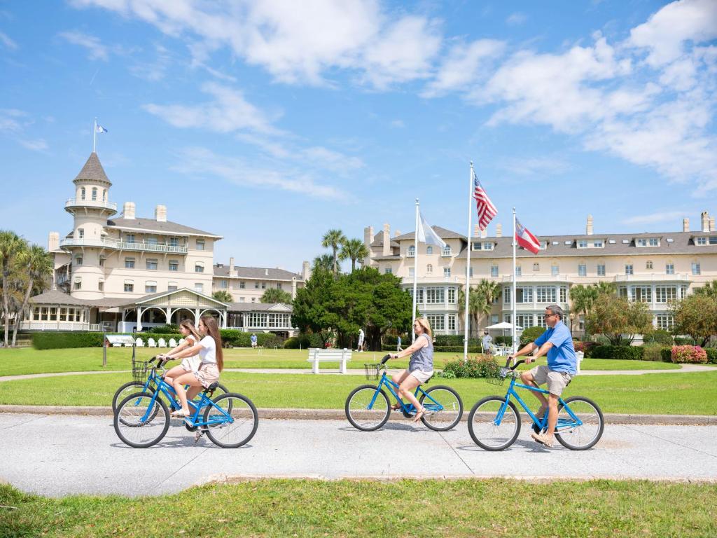 在Jekyll Island Club Resort内部或周边骑自行车