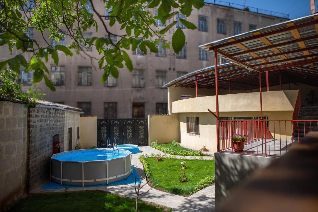 Bazén v ubytování Tatev Hotel and Tours nebo v jeho okolí