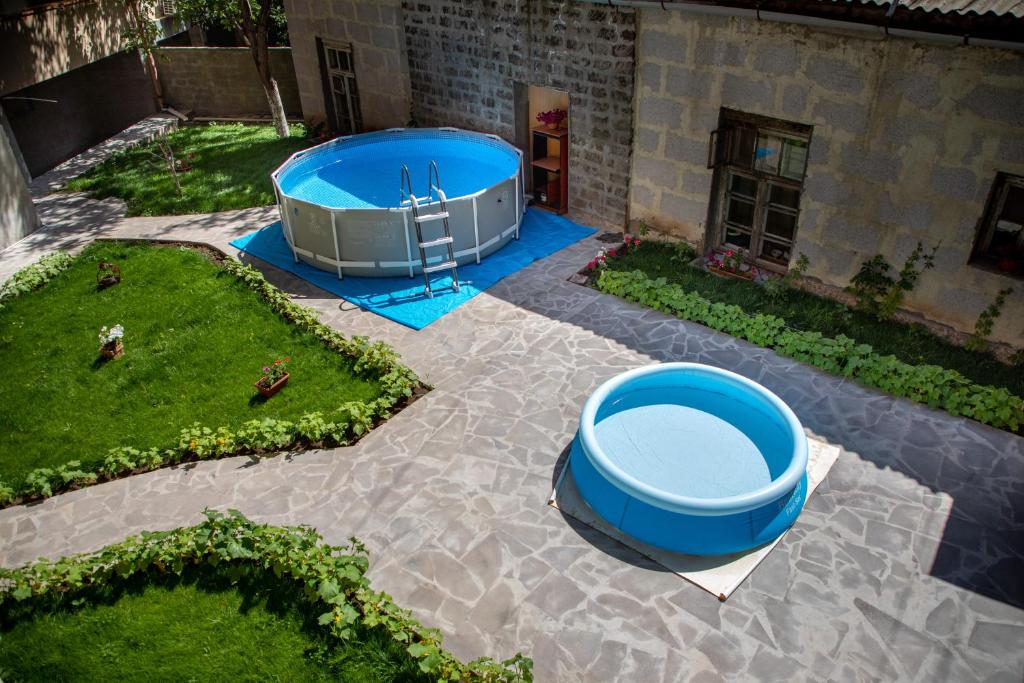 Bazén v ubytování Tatev Hotel and Tours nebo v jeho okolí