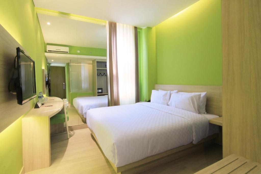 Postel nebo postele na pokoji v ubytování Royal City Hotel Jakarta