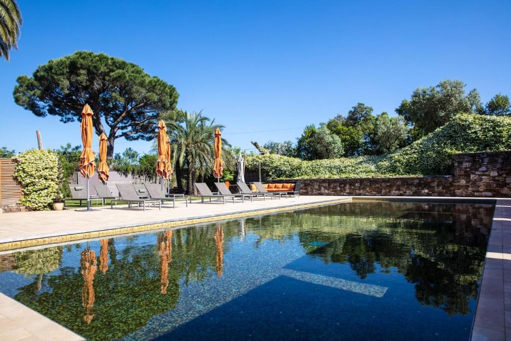 Bazén v ubytování BASTIDE DE RAMATUELLE nebo v jeho okolí