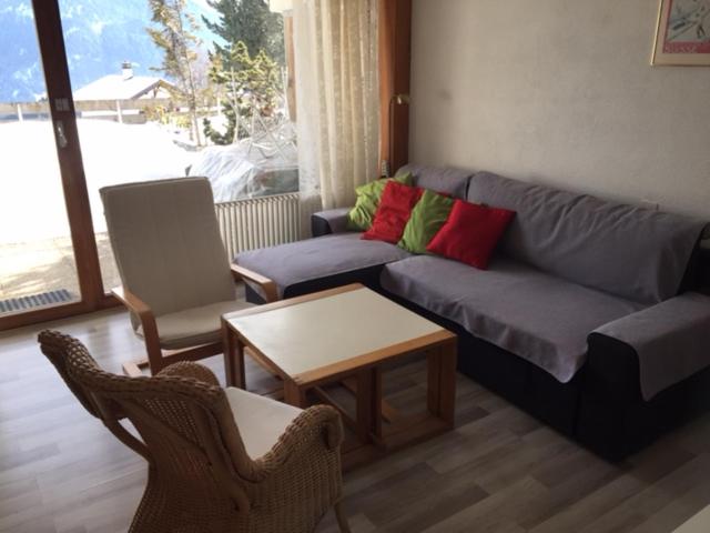 - un salon avec un canapé, des chaises et une table dans l'établissement Roc d'Orsay F66, à Leysin