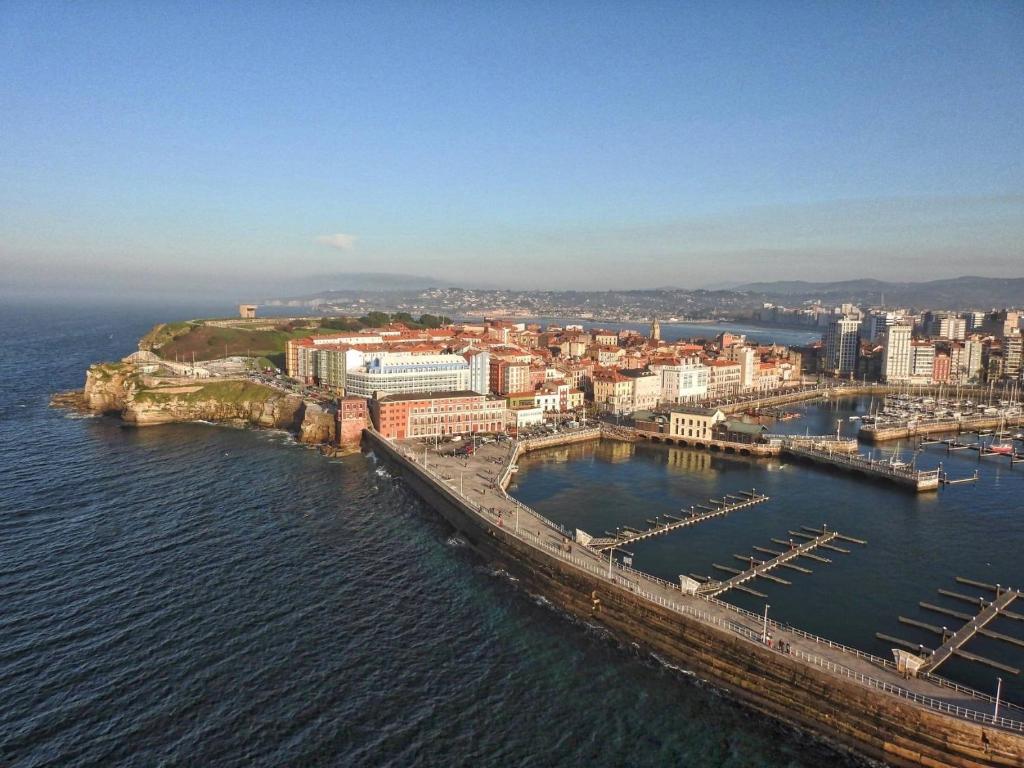 Imagem da galeria de 1 linea de playa poniente, puerto deportivo recien reformado em Gijón