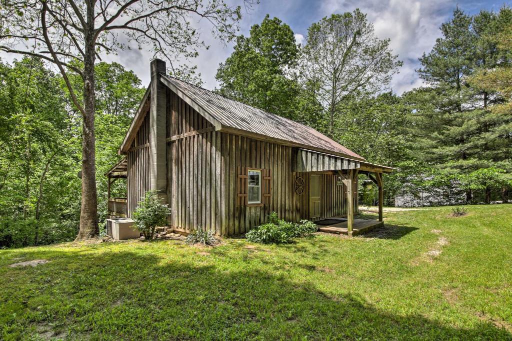 Zahrada ubytování Waters Edge Retreat with Deck on Patoka Lake!